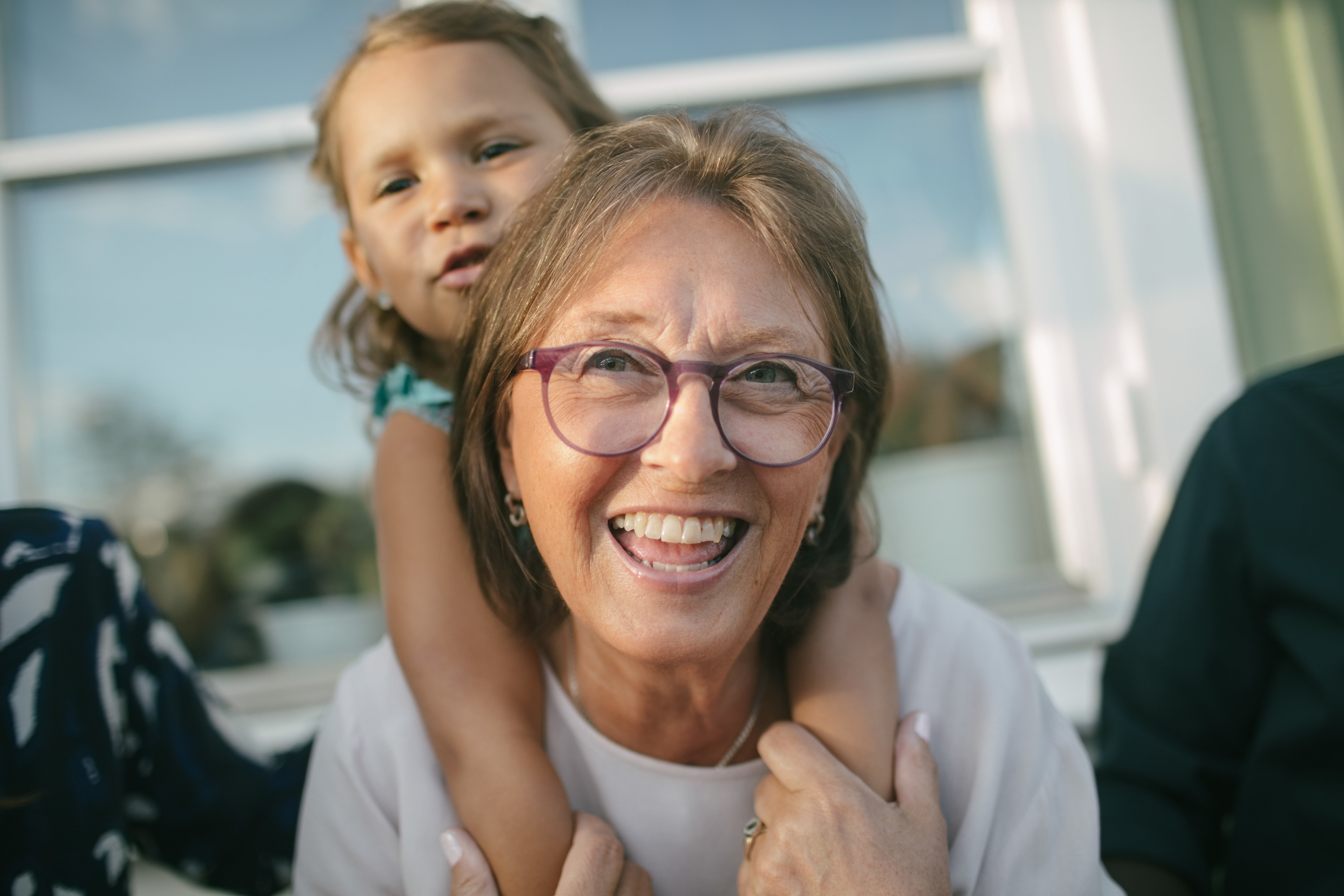 Bestemor med barnebarn på ryggen